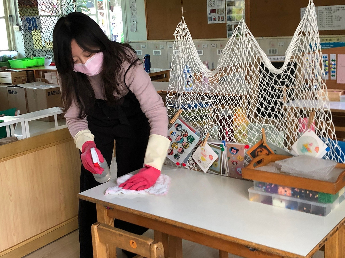 指揮中心提醒學校及幼兒園，開學前除配合室外消毒外，校內上課空間及學校自備學生交通車均應落實自主清潔及消毒管理。 圖：新竹市政府/提供