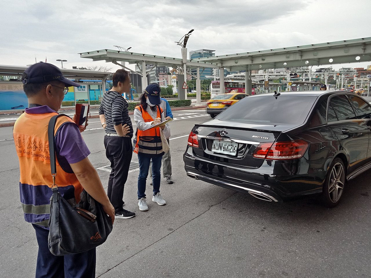 ，即日起加強取締自用車違規經營計程車客運業（白牌車），防疫期間加重處罰，個人被查獲最高處罰鍰新台幣50萬元，法人部分最高處罰鍰2500萬元。 圖：台北監理所/提供