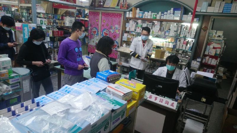中央從2月6日實施口罩實名制每張健保卡每次購買2片口罩，售價10元，每隔7日後，才能重新再購買 圖：台南市政府/提供