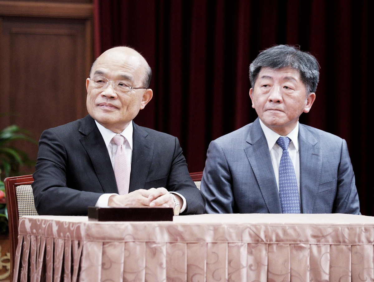 總統蔡英文舉行「簽署《嚴重特殊傳染性肺炎防治及紓困振興特別條例》記者會。圖為行政院長蘇貞昌和衛福部長陳時中。（資料照） 圖：張良一／攝
