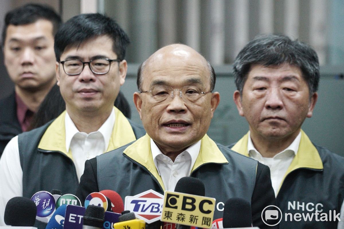 行政院長蘇貞昌在副院長陳其邁、中央流行疫情指揮中心指揮官陳時中等人陪同下，出席疫情指揮中心會議。 圖：張良一/攝