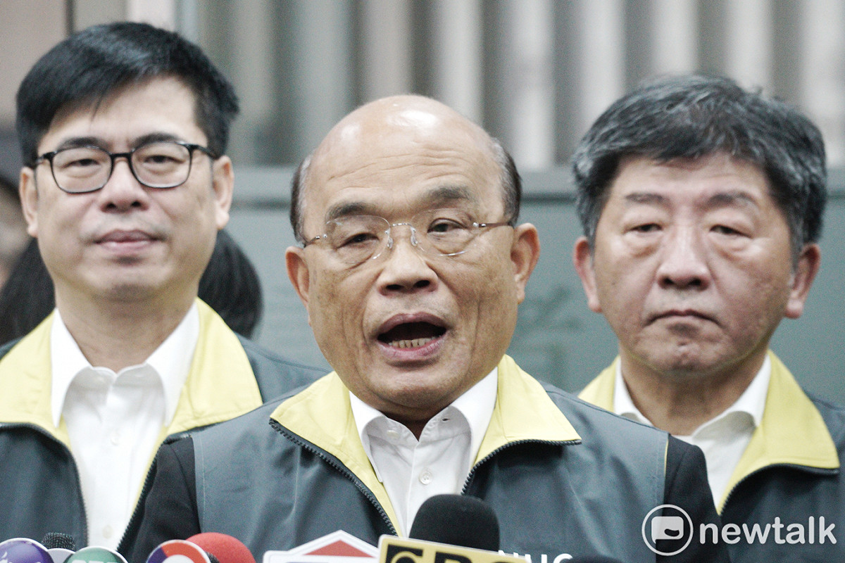 行政院長蘇貞昌在副院長陳其邁、中央流行疫情指揮中心指揮官陳時中等人陪同下，出席疫情指揮中心會議。 圖：張良一/攝