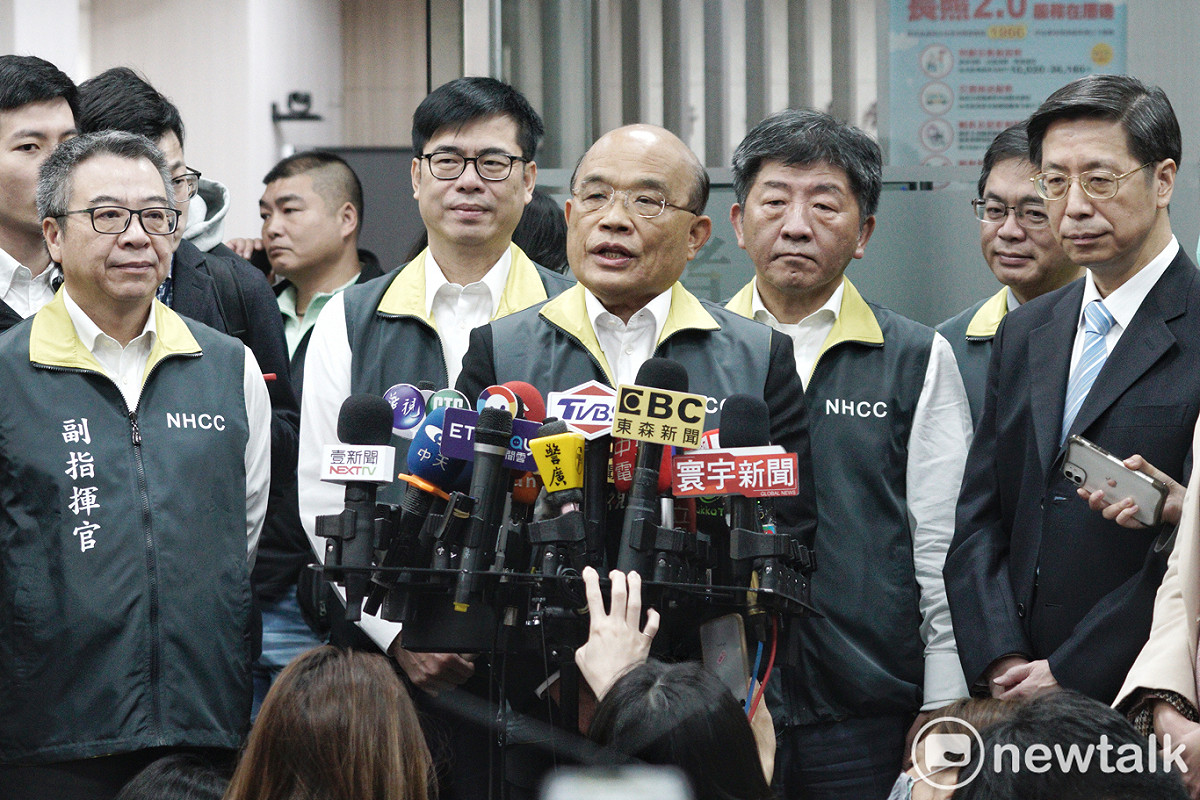 行政院長蘇貞昌在副院長陳其邁、中央流行疫情指揮中心指揮官陳時中等人陪同下，出席疫情指揮中心會議。 圖：張良一/攝