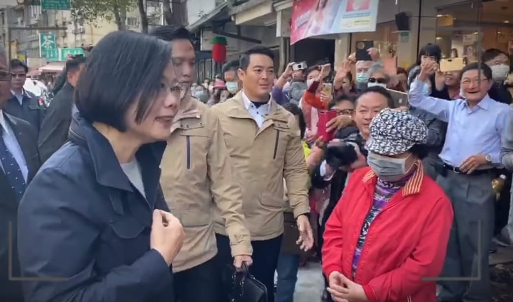小英擔任志工到藥局發口罩給民眾 圖:截取自臉書