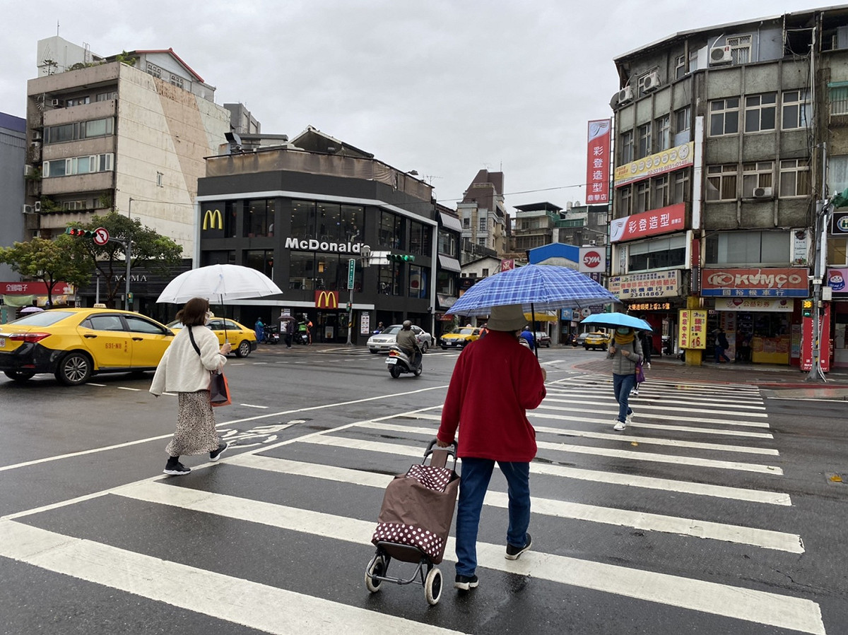 受到東北季風影響，今天下午至晚間，中部以北及東北部地區將漸漸轉為有陣雨或雷雨的天氣。 圖：閻芝霖/攝