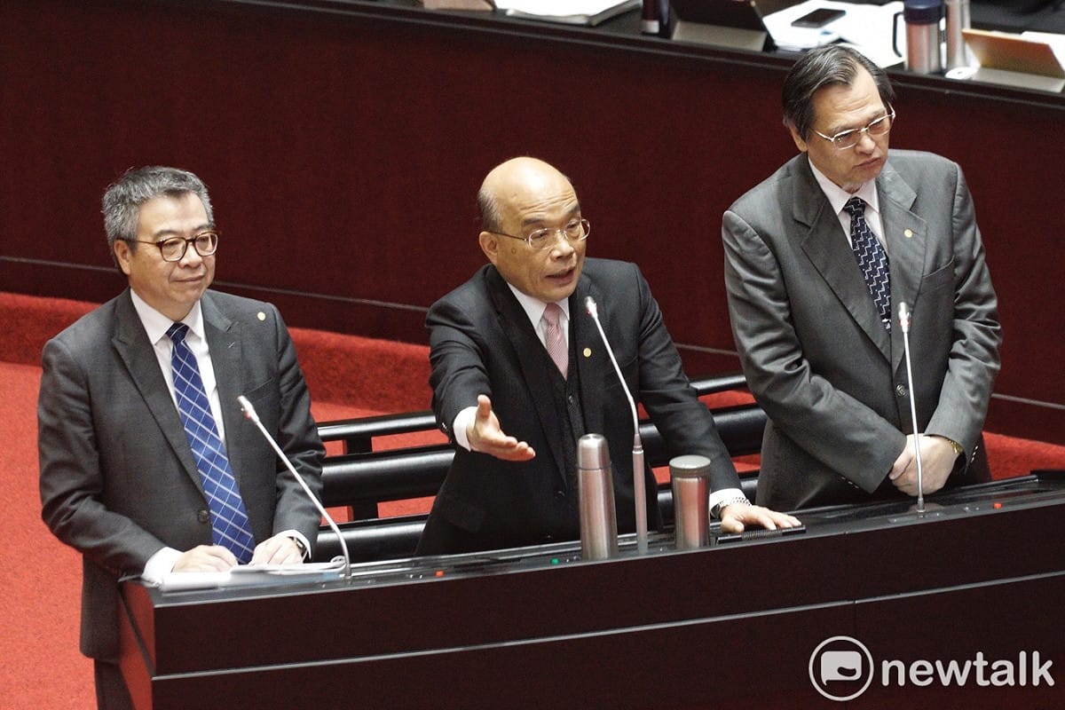 行政院長蘇貞昌回應武漢包機提問。 圖：張良一/攝
