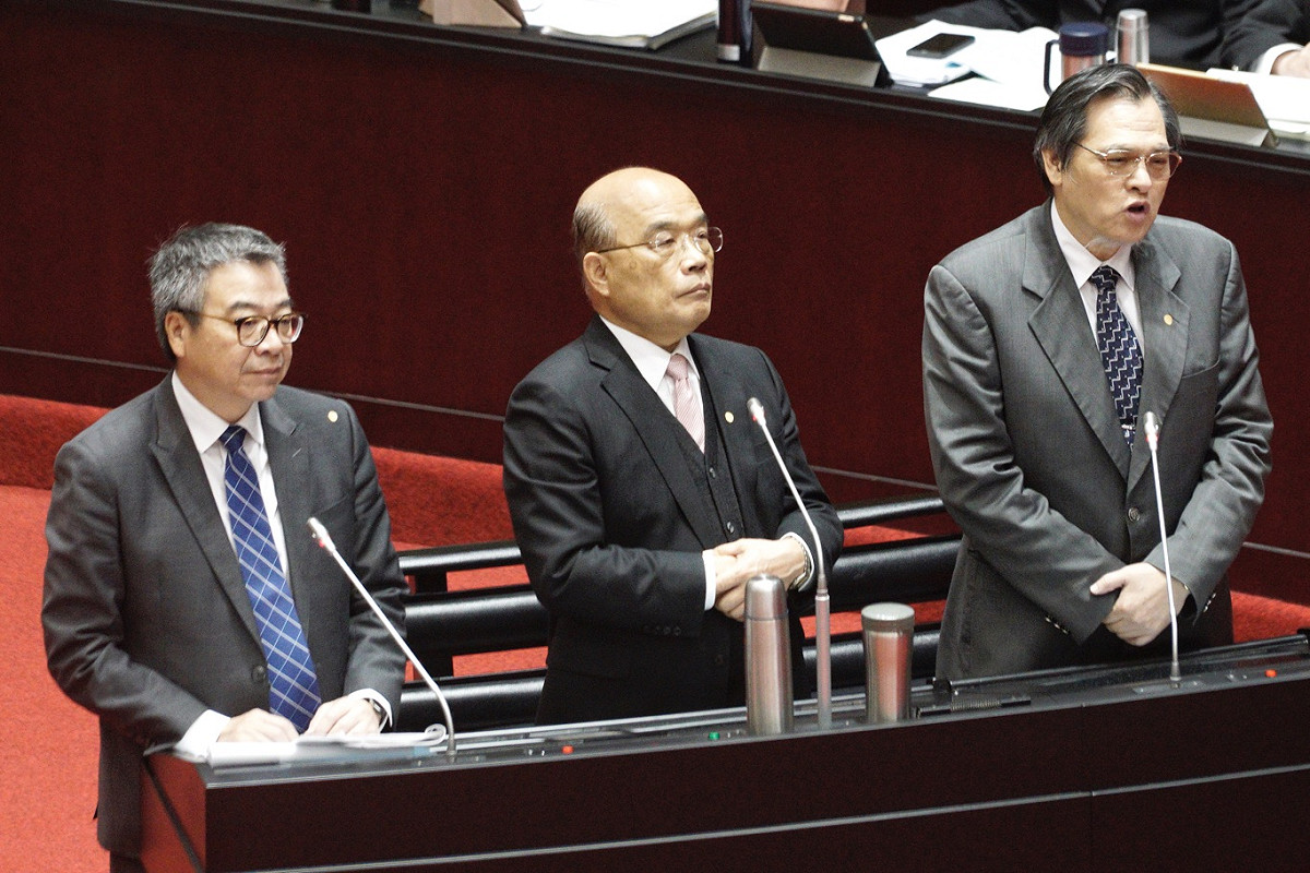 行政院長蘇貞昌、陸委會主委陳明通和衛福部次長何啟功在立院院會備詢。 圖：張良一/攝
