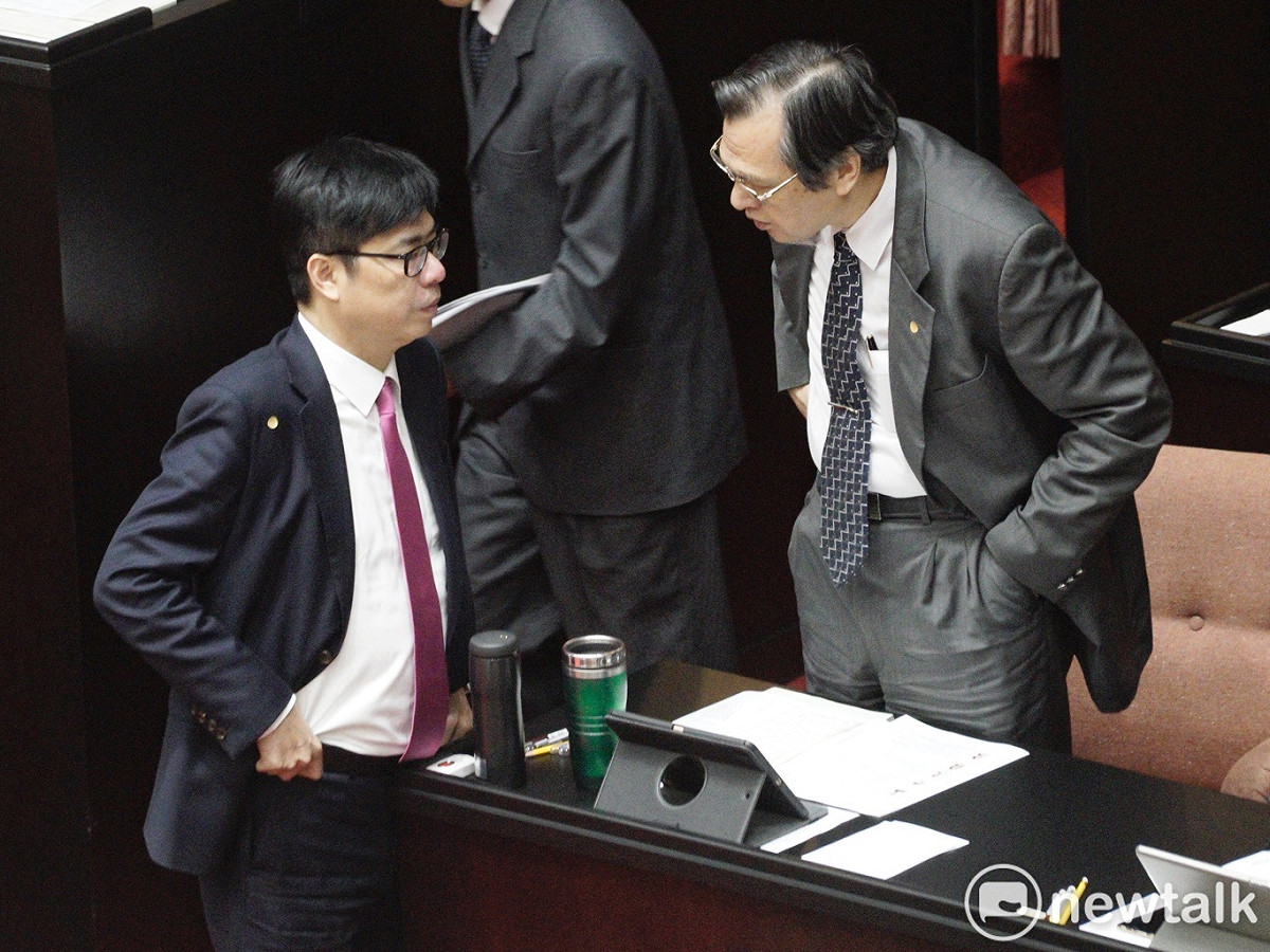 行政院副院長陳其邁、陸委會主委陳明通在立院院會相互交換意見。 圖：張良一/攝