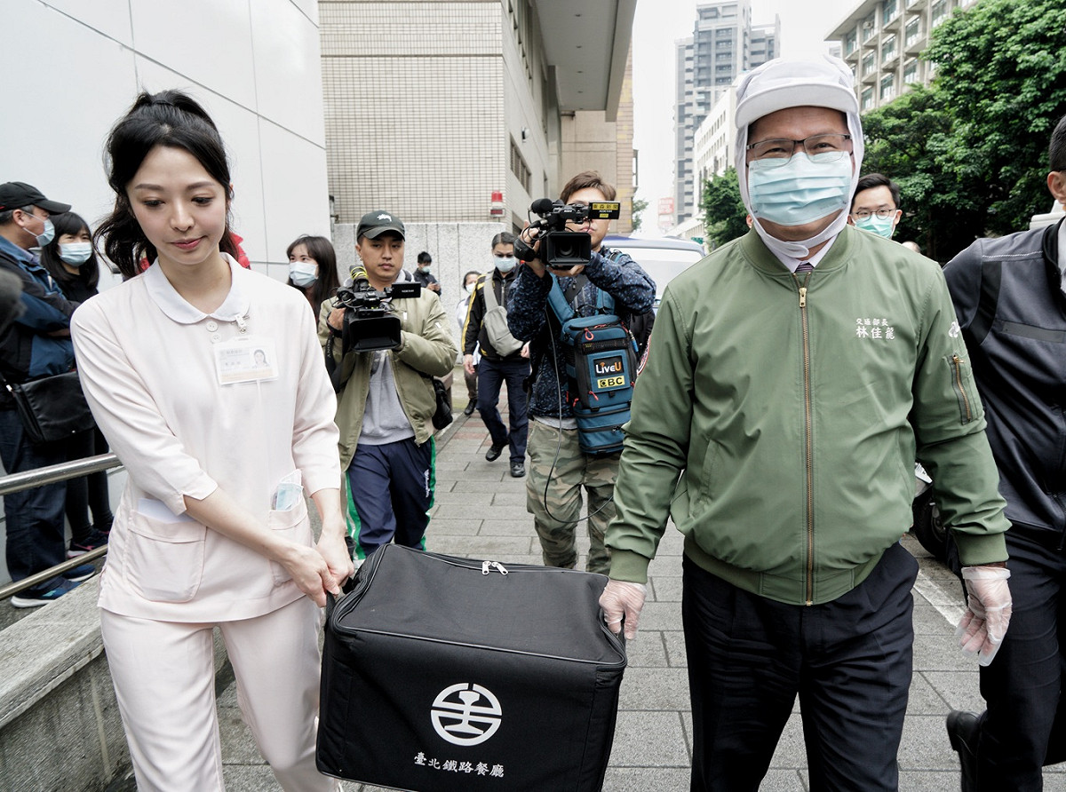 交通部長林佳龍送台鐵鐵路便當到郵政醫院給醫護人員。 圖：張良一/攝