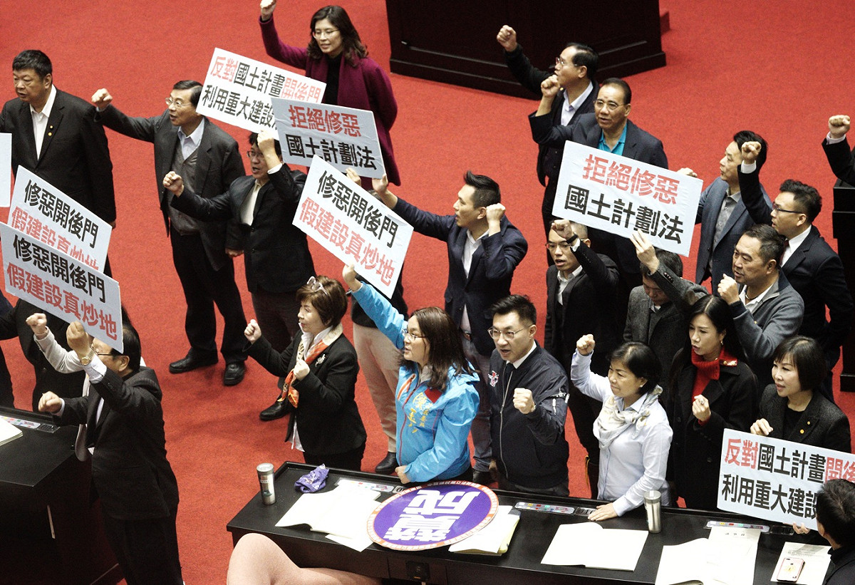 國民黨立委在立法院院會舉牌反對「國土計劃法」。 圖：張良一/攝