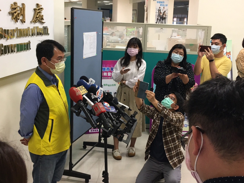 高雄市衛生局簡任技正潘炤穎(左一)。 圖：高雄市衛生局/提供（資料照片）