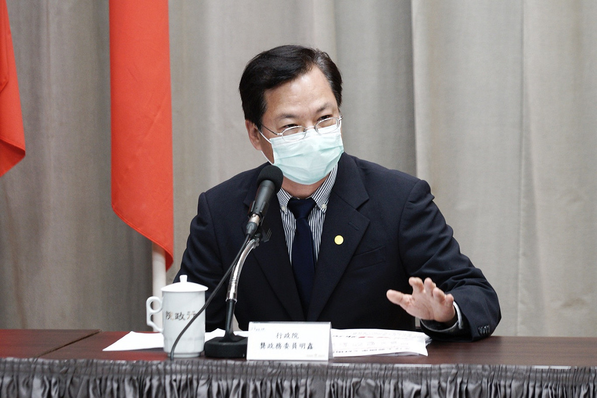 行政院政委龔明鑫（中）、經濟部長沈榮津、財政部長蘇建榮、金管會主委顧立雄舉行「融資貸款協助說明」記者會。 圖：張良一/攝