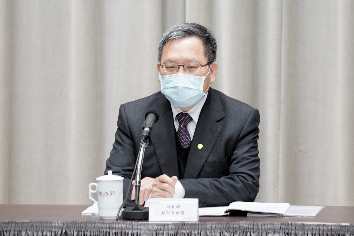 行政院政委龔明鑫、經濟部長沈榮津、財政部長蘇建榮（中）、金管會主委顧立雄舉行「融資貸款協助說明」記者會。 圖：張良一/攝