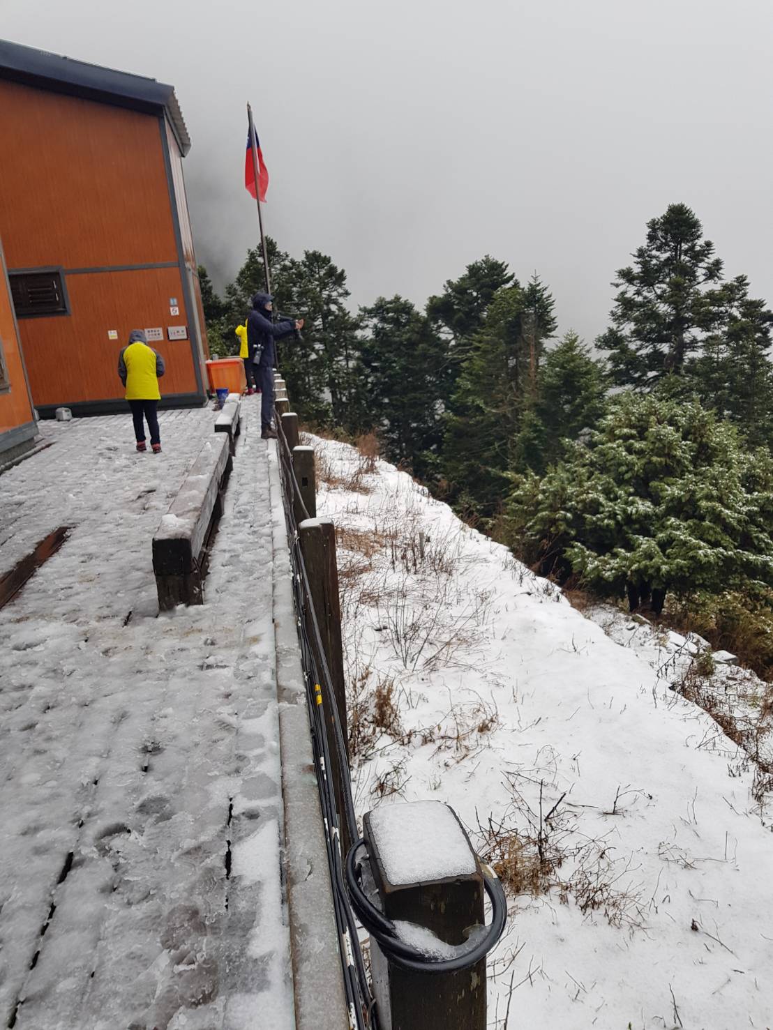 排雲山莊也受到這波東北季風增加華南雲雨區東移雙重影響，在凌晨開始將雪，積雪1公分 圖：玉山國家公園管理處/提供