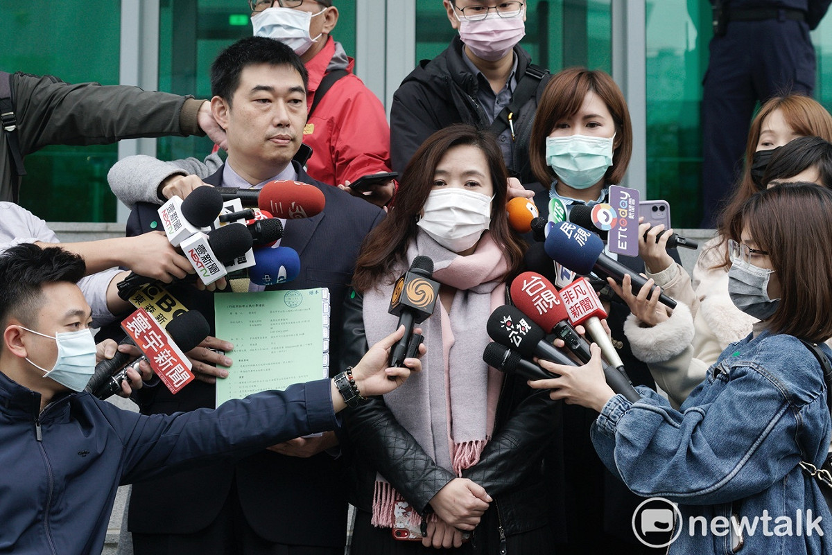 律師葉慶元和韓國瑜前幕僚王淺秋到台北高等行政法院遞行政訴訟停止執行聲請狀。 圖：張良一/攝