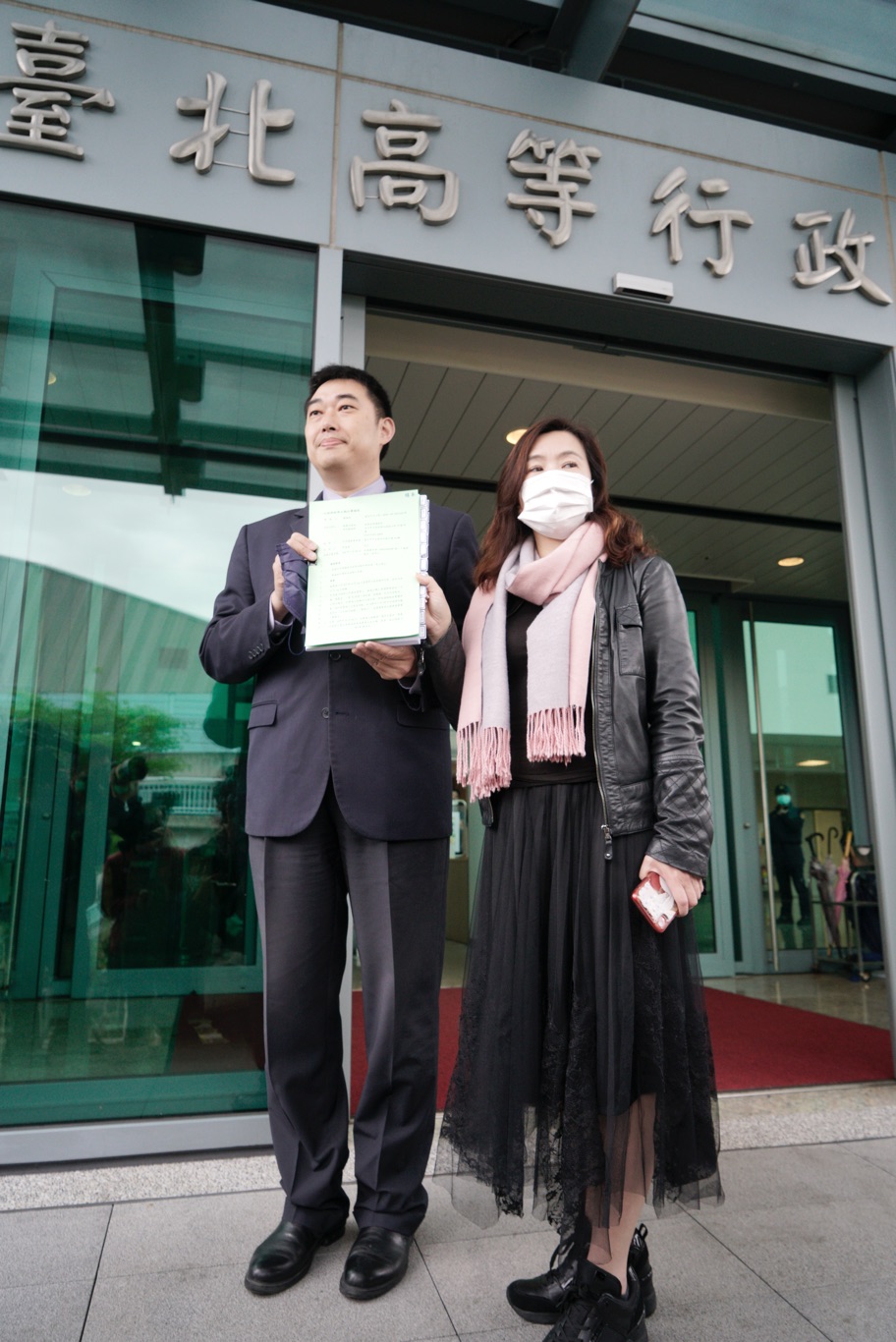律師葉慶元和韓國瑜前幕僚王淺秋到台北高等行政法院呈遞行政訴訟停止執行聲請狀。 圖：張良一/攝