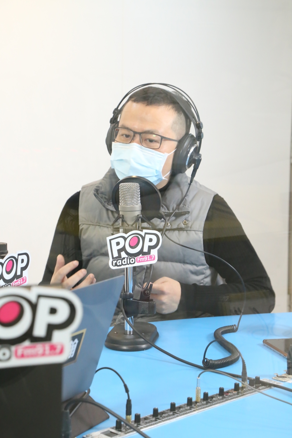 羅智強上廣播節目談革實院。 圖:POP撞新聞提供