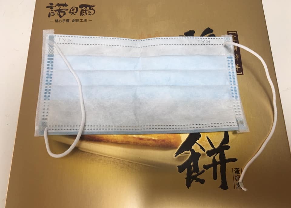 李來希宣稱，早上剛用的口罩，上車就斷了！ 圖:擷取自臉書