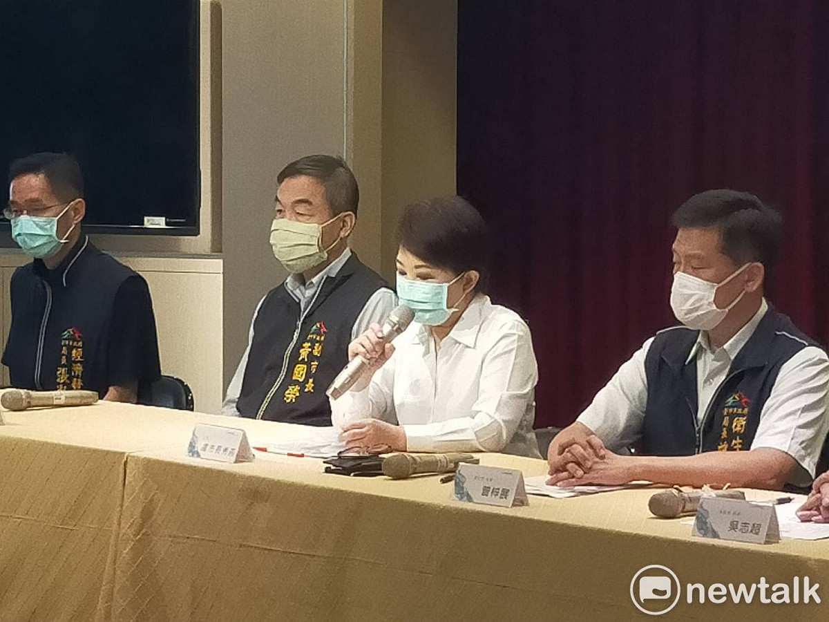 台中爆3例官兵確診，台中市長盧秀燕率一級主管公佈案例足跡和防疫措施。 圖/唐復年攝