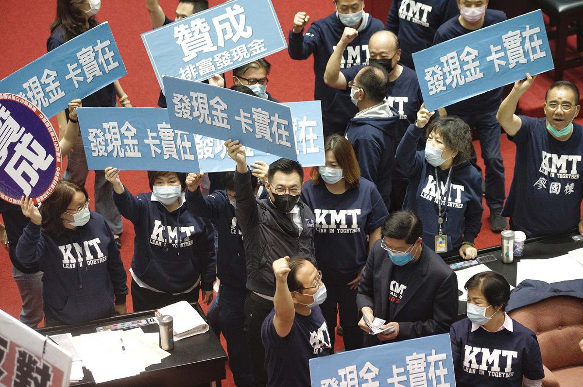 立法院院會審查「嚴重特殊傳染性肺炎防治及紓困振興特別條例部分條文修正草案」，國民黨立委在表決時高喊「發現金卡實在」口號。 圖：張良一/攝