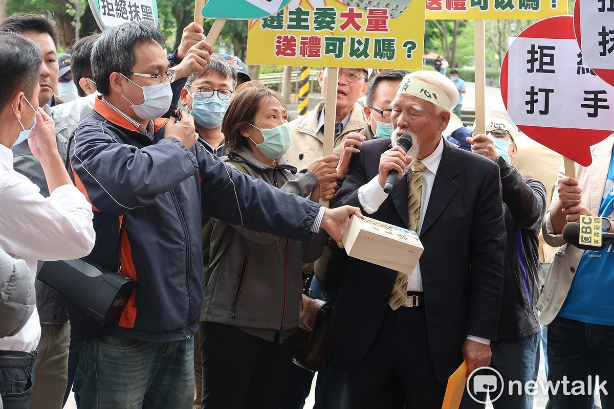民進黨台北市主委選舉，薛凌陣營及黃慶林互控對方送禮。 圖：林朝億 / 攝
