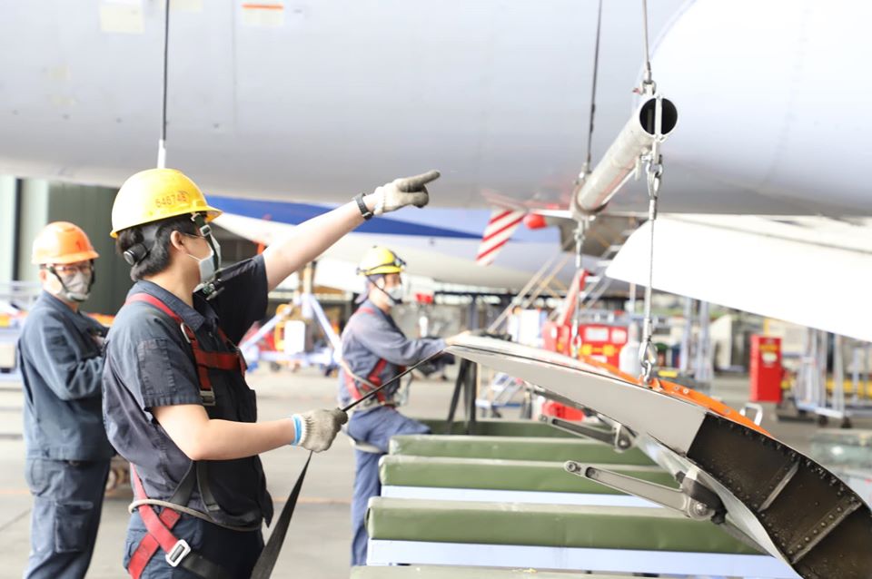 交通部長林佳龍今（23）日肯定身為「天空國家隊」的中華航空堅守崗位，完成一次又一次國家交付的任務 圖：取自林佳龍臉書