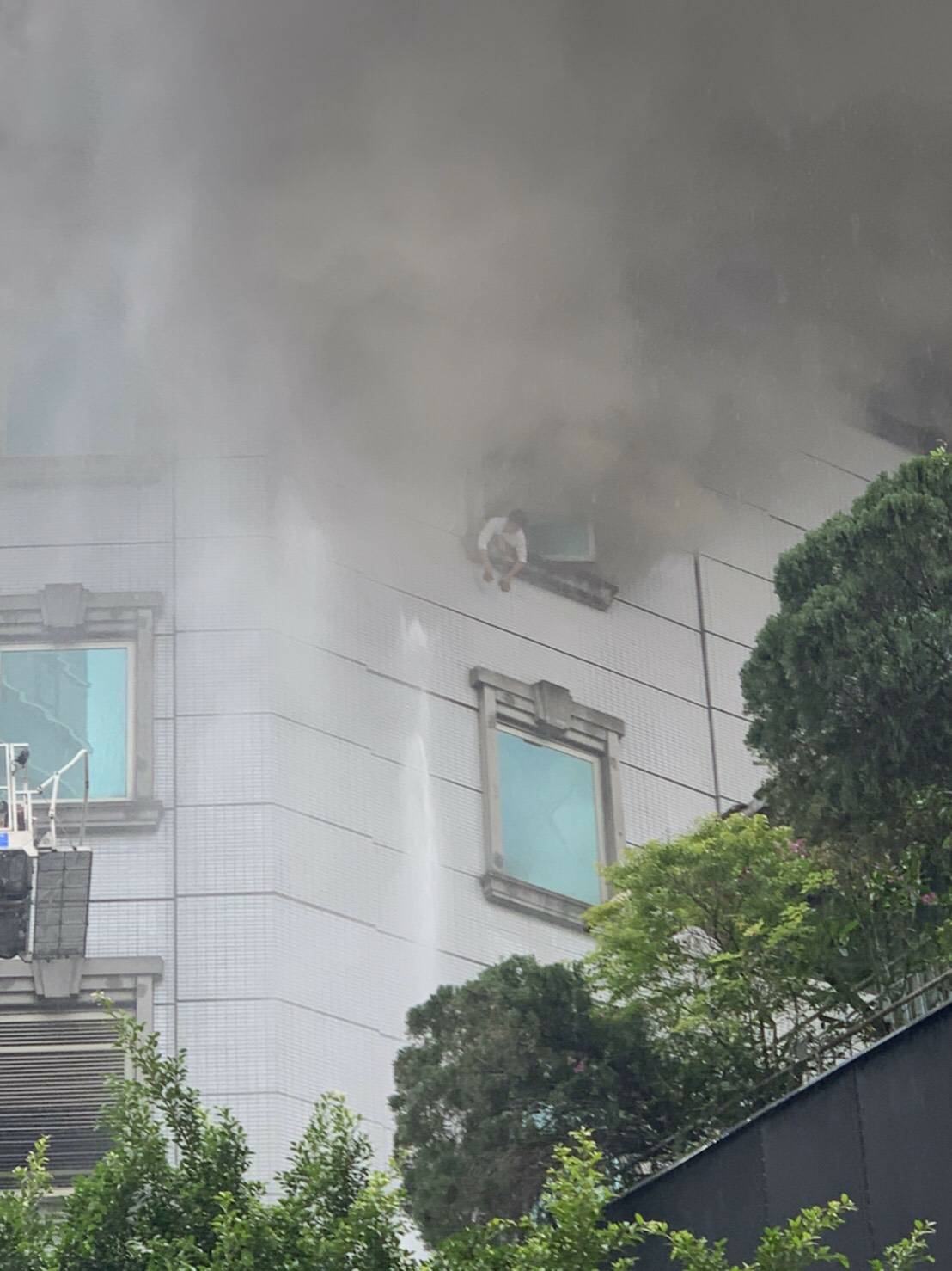 台北市錢櫃林森店今天驚傳火警，造成多人死傷，據調查發現，起火點為5樓儲藏室，正持續釐清起火原因。 圖：義消提供