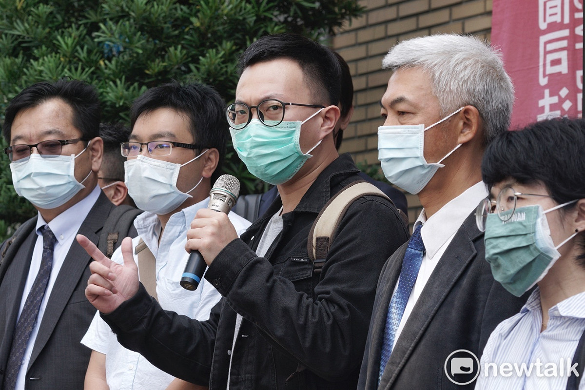 台灣高等法院刑事庭今（28）日上午就323佔領行政院案進行二審宣判。包括魏揚（中）等7人在內，煽惑他人犯罪成立，改判2月至4月徒刑，得易科罰金。 圖：張良一/攝