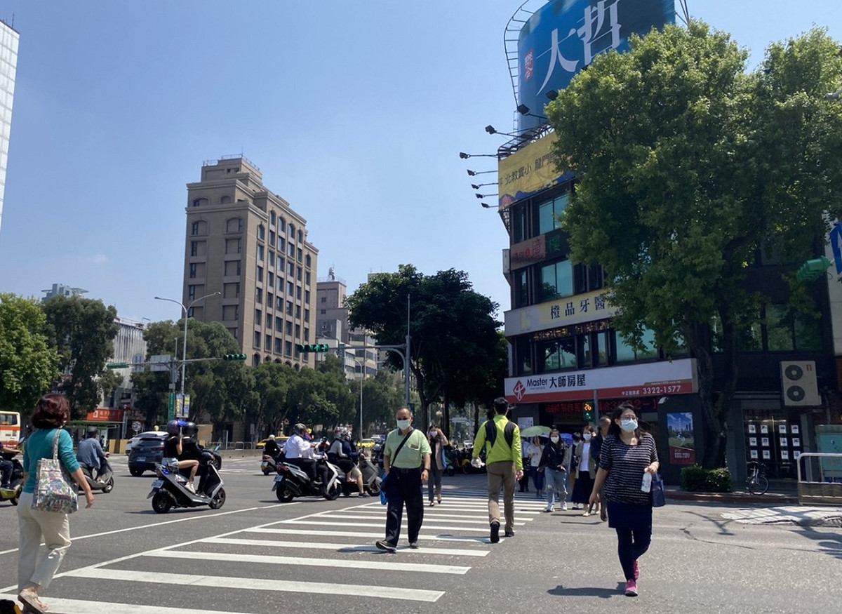 中央氣象局表示，今（1）日整體為多雲到晴，西半部高溫普遍約31度。 圖：閻芝霖/攝