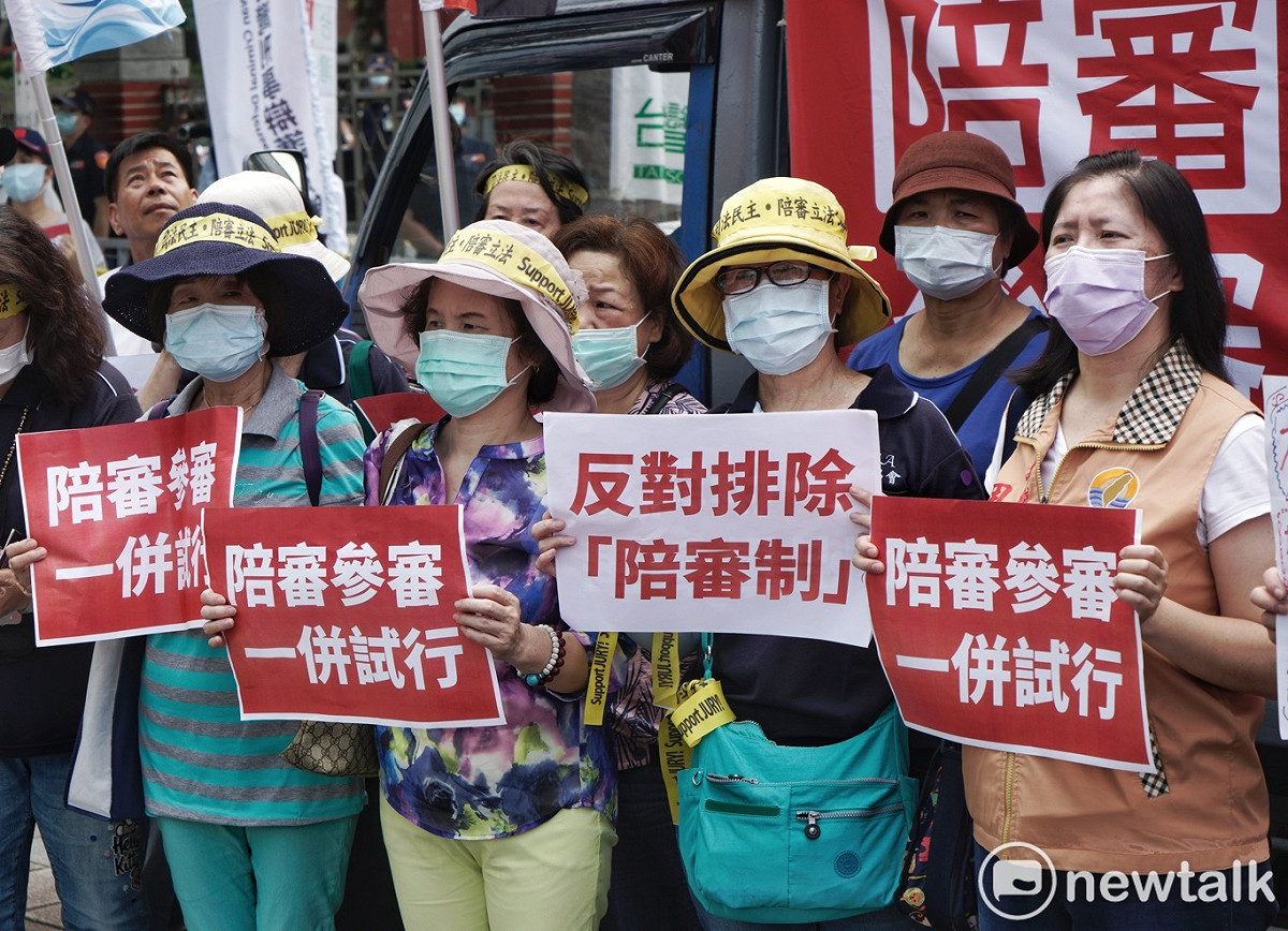 由關心司法改革的民間團體發起的「陪審參審一併試行推動大聯盟」，8日在立法院外舉行全民支持「陪審參審一併試行」陳情活動。 圖：張良一/攝（資料照）