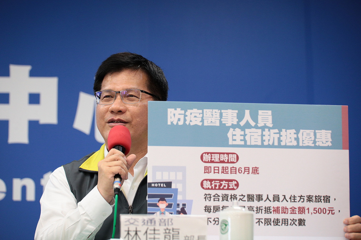 交通部長林佳龍今天首度參與中央流行疫情指揮中心例行記者會 圖：中央流行疫情指揮中心/提供