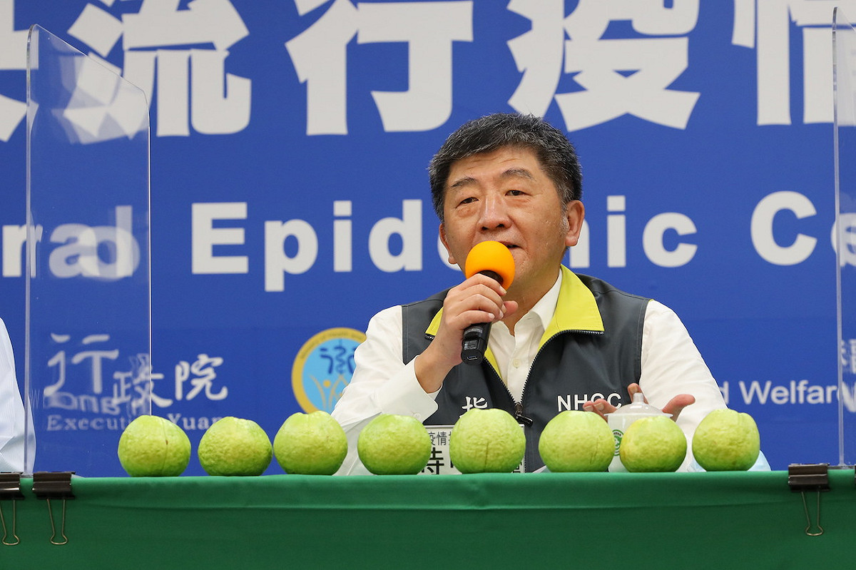 今天記者會桌上放8顆芭樂，代表「8個樂」。 圖：中央流行疫情指揮中心/提供