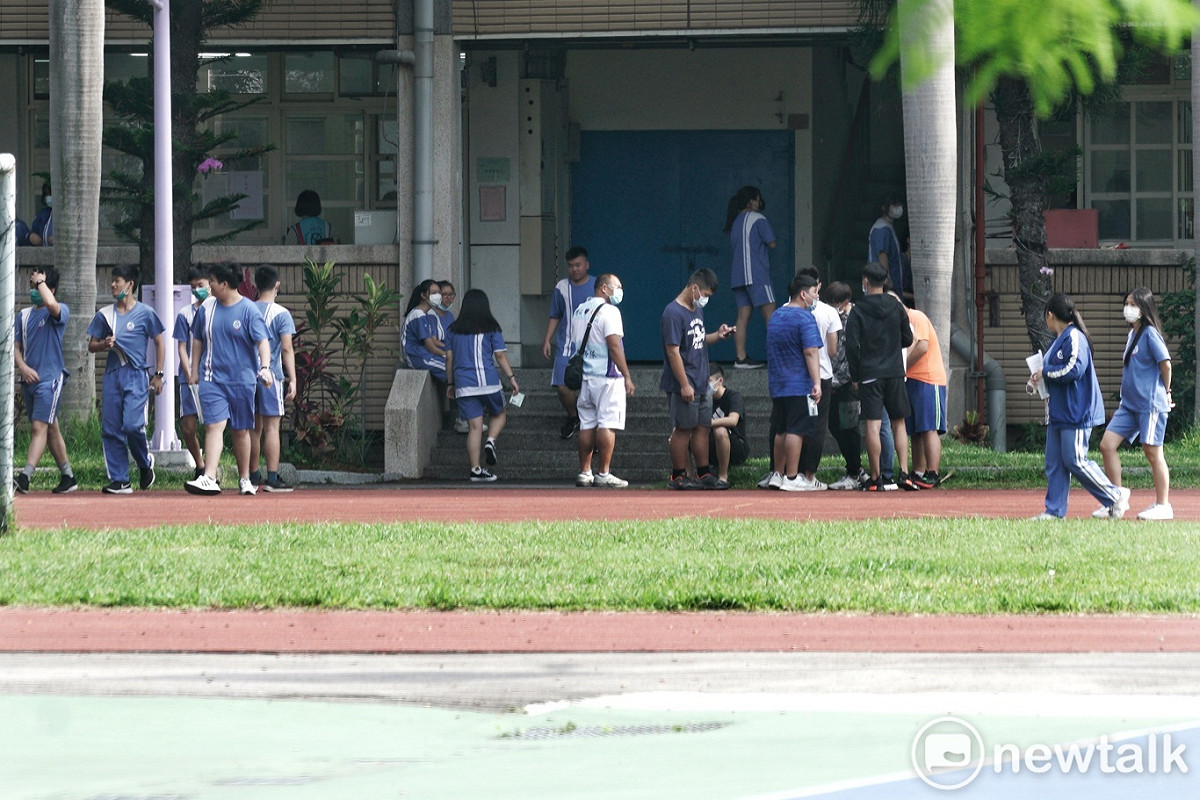 今年首次禁止家長入校陪考，校園內只有學生、教師及考務人員等。 圖：張良一/攝