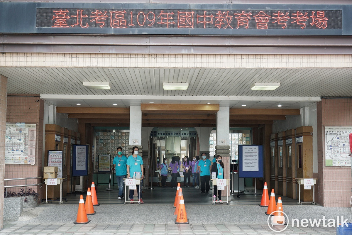 國中教育會考登場，工作人員待命中。 圖：張良一/攝