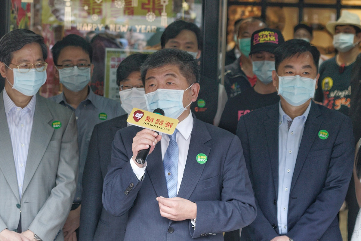 衛福部長陳時中和流行疫情指揮中心的張上淳、周志浩等人走訪寧夏街夜市商家示範防疫新生活。 圖：張良一/攝