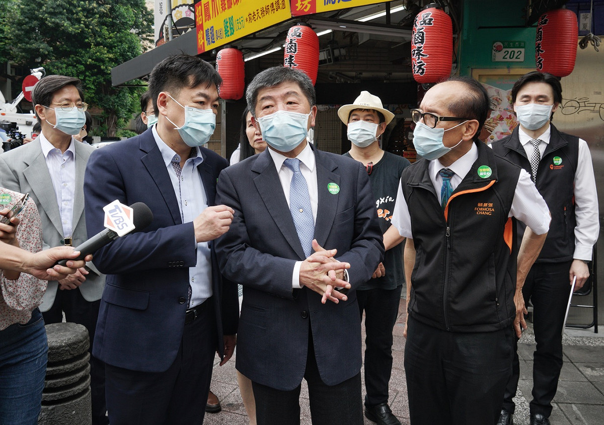 衛福部長陳時中和流行疫情指揮中心的張上淳、周志浩等人走訪寧夏街夜市商家示範防疫新生活。 圖：張良一/攝