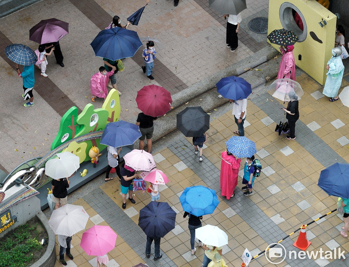 因鋒面接近及對流雲系發展旺盛，中南部易有短時強降雨。 圖：張良一/攝