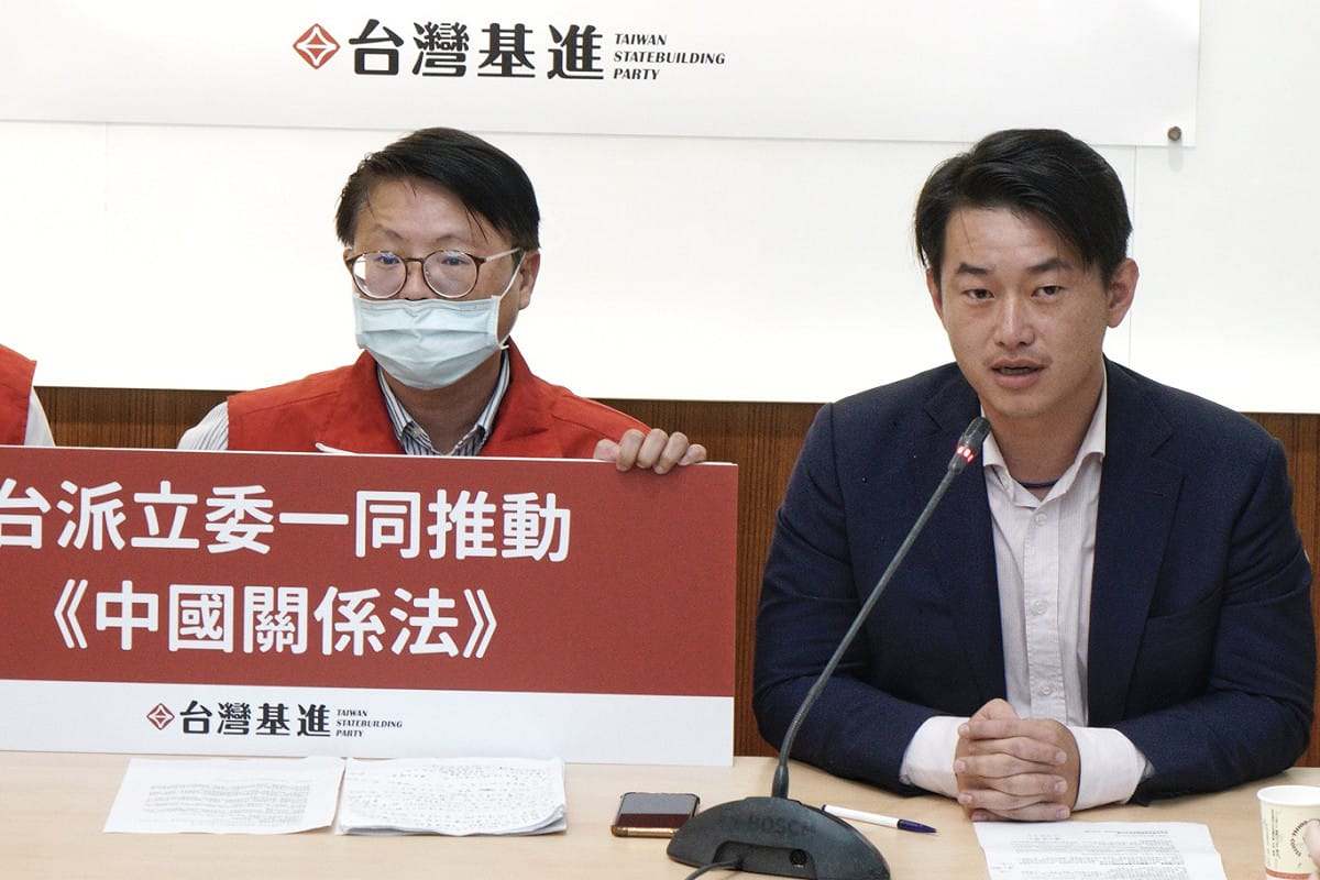 台灣基進立委陳柏惟、黨主席陳奕齊舉行「把握歷史契機 確立台灣主權」記者會。 圖：張良一/攝