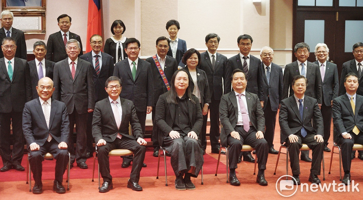 蘇貞昌新內閣團隊僅有勞動部長許銘春、促轉會主委楊翠和公平會主委黃美瑛等三位女性閣員遭批。此為閣員整裝後的「開學照」。 圖：張良一/攝