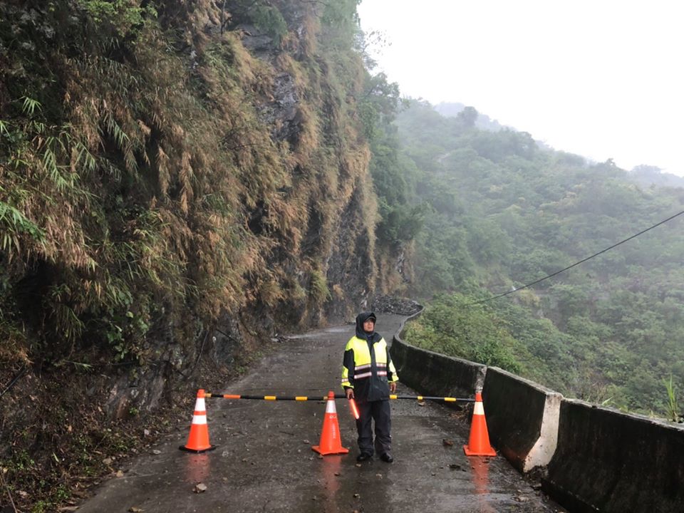 屏東縣政府今（22）日天宣布，霧台鄉持續下雨，聯外道路台24線易崩坍，中午12時起停止上班、上課。 圖：取自i屏東～愛屏東粉絲專頁