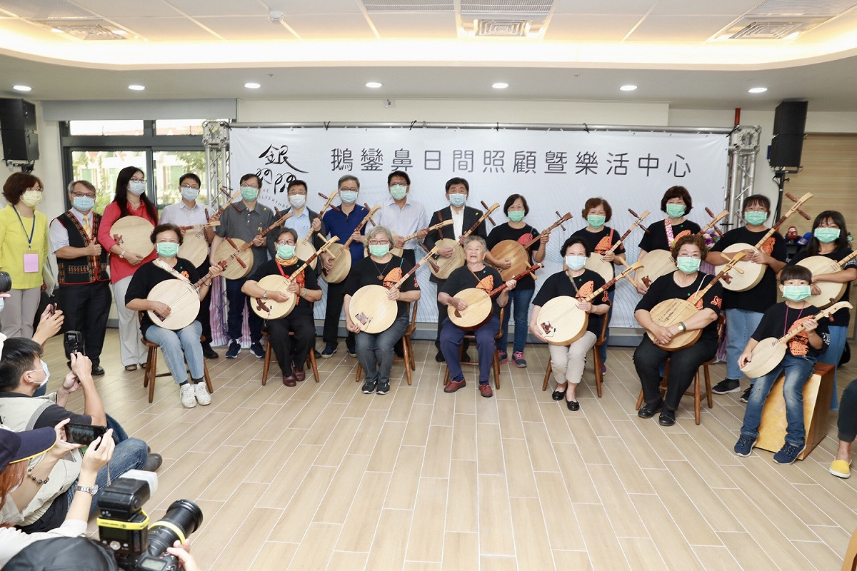 中央流行疫情指揮中心指揮官、衛福部長陳時中率防疫團隊到台灣最南邊的日照中心「鵝鸞鼻日間照顧曁樂活中心」揭幕，與屏東縣長潘孟安及當地長輩唱民謠。 圖：中央流行疫情指揮中心/提供