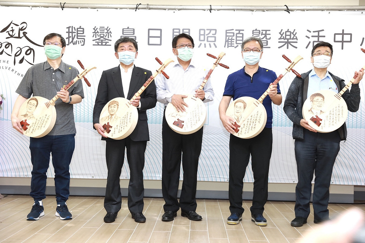 屏東縣縣長潘孟安送上專屬月琴給防疫團隊成員 圖：中央流行疫情指揮中心/提供