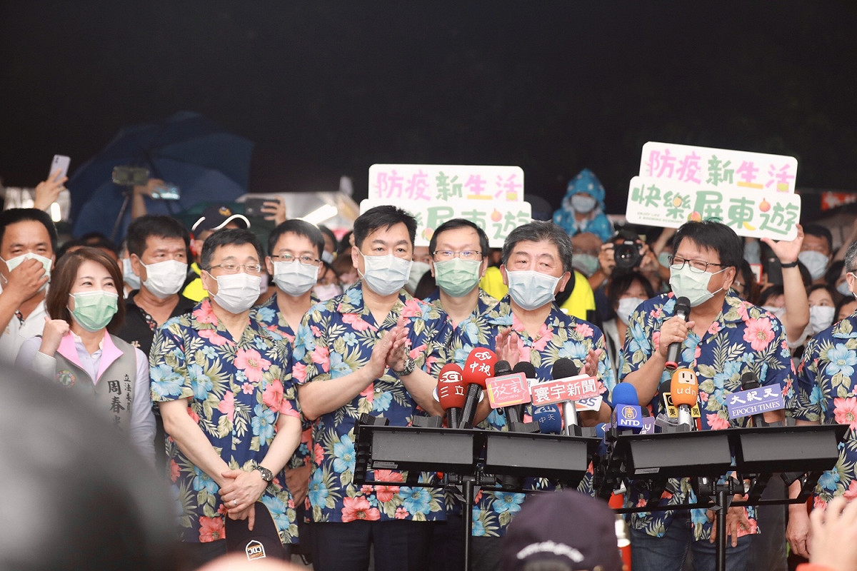 為示範防疫樂活新生活，中央流行疫情指揮中心指揮官、衛福部長陳時中率防疫團隊南下墾丁 圖：中央流行疫情指揮中心/提供