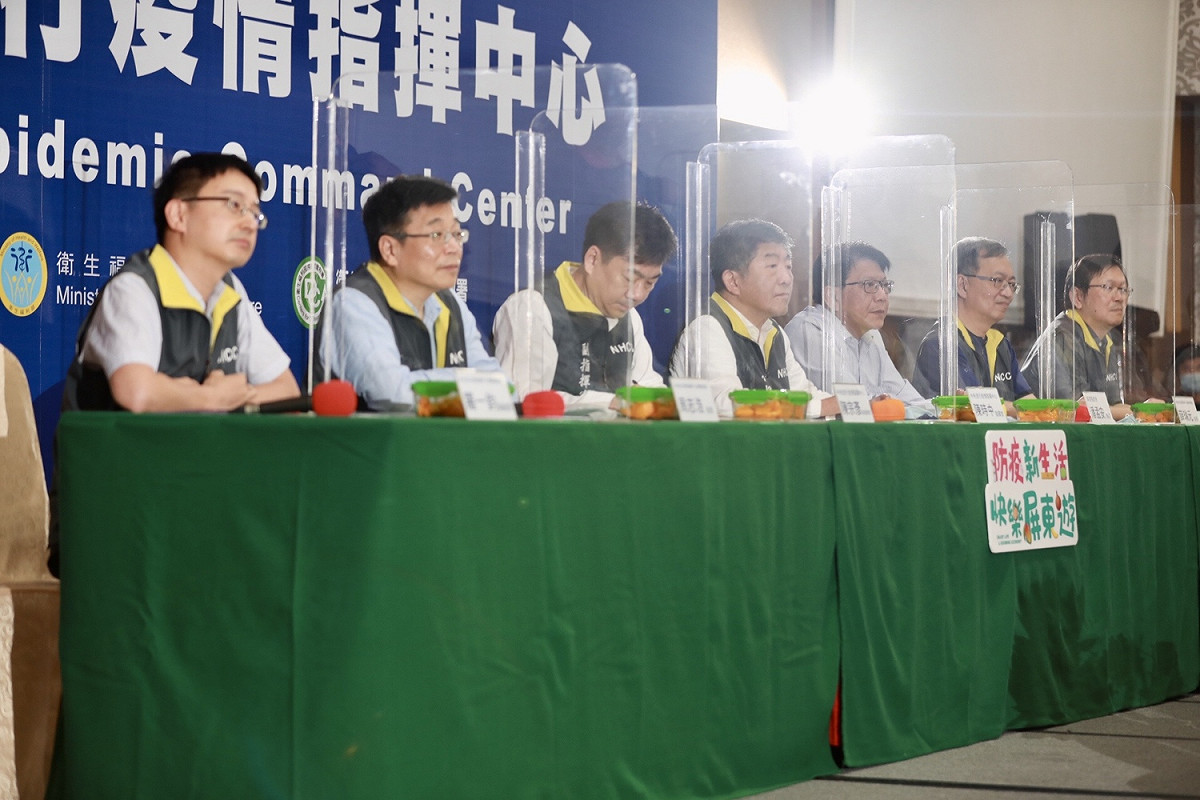 武漢肺炎疫情在台逐漸趨緩，為示範防疫樂活新生活，中央流行疫情指揮中心指揮官、衛福部長陳時中率防疫團隊南下墾丁 圖：中央流行疫情指揮中心/提供