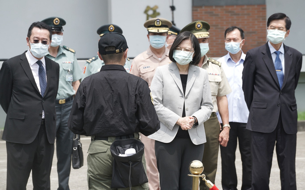 總統蔡英文在國安會秘書長顧立雄、國防部長嚴德發的陪同下視導憲兵指揮部。 圖：張良一/攝