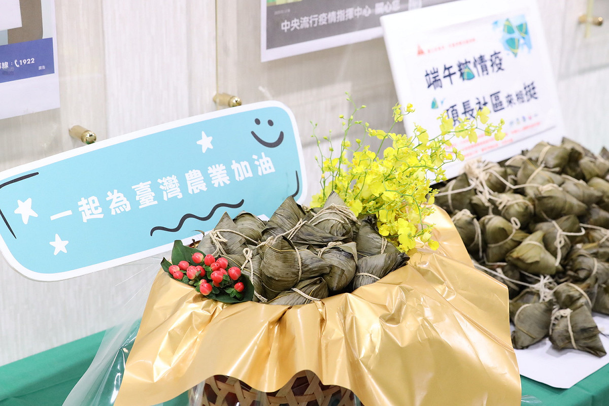 農委會今天送上2000顆用台南14號米做的粽子 圖：中央流行疫情指揮中心／提供