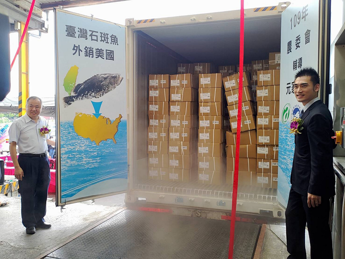漁業署輔導台灣水產工業同業公會於今（27）日舉辦首航封櫃記者會，藉此宣導業者配合政府共同努力扭轉危機為轉機，將我國養殖的優質石斑魚拓展到更多的新興國家。 圖：漁業署/提供