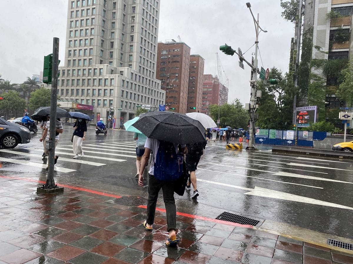今（28）日滯留鋒仍在台灣中南部徘徊，氣象局也針對西半部16縣市發布大雨特報，提醒民眾注意 圖：閻芝霖/攝
