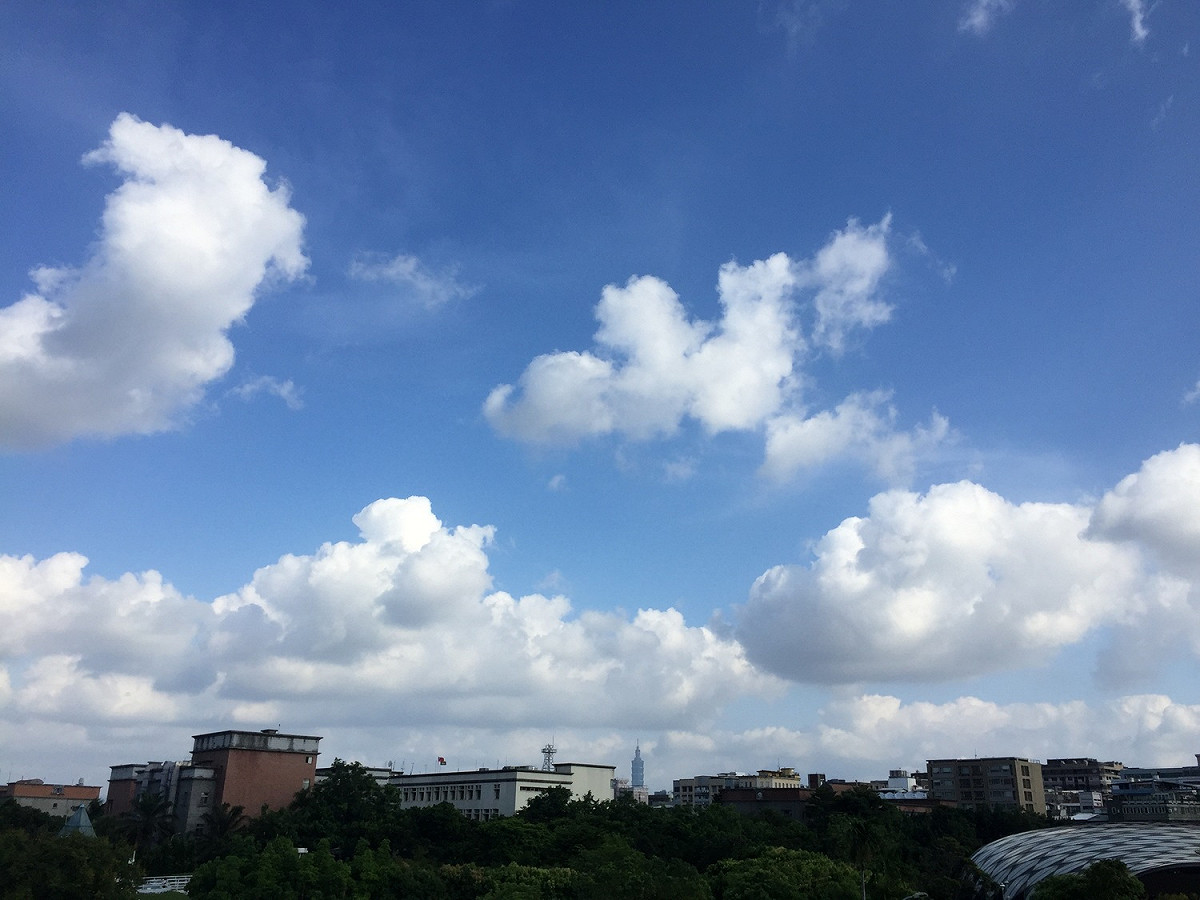 中央氣象局預報指出，週六（30）日至下週三（6月3日）鋒面遠離，天氣較為穩定，各地大多為多雲到晴 圖：閻芝霖/攝