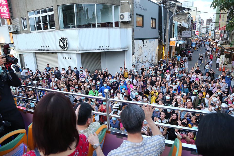 結束第一站奇美博物館的行程後要視察「國華街商圈」的防疫措施，一行人搭乘露天觀光巴士前往 圖：取自台南旅遊粉絲專頁